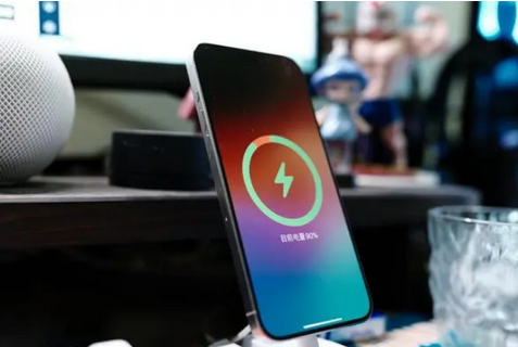 留坝苹果15换屏服务分享用什么充电器给iPhone15充电更好 